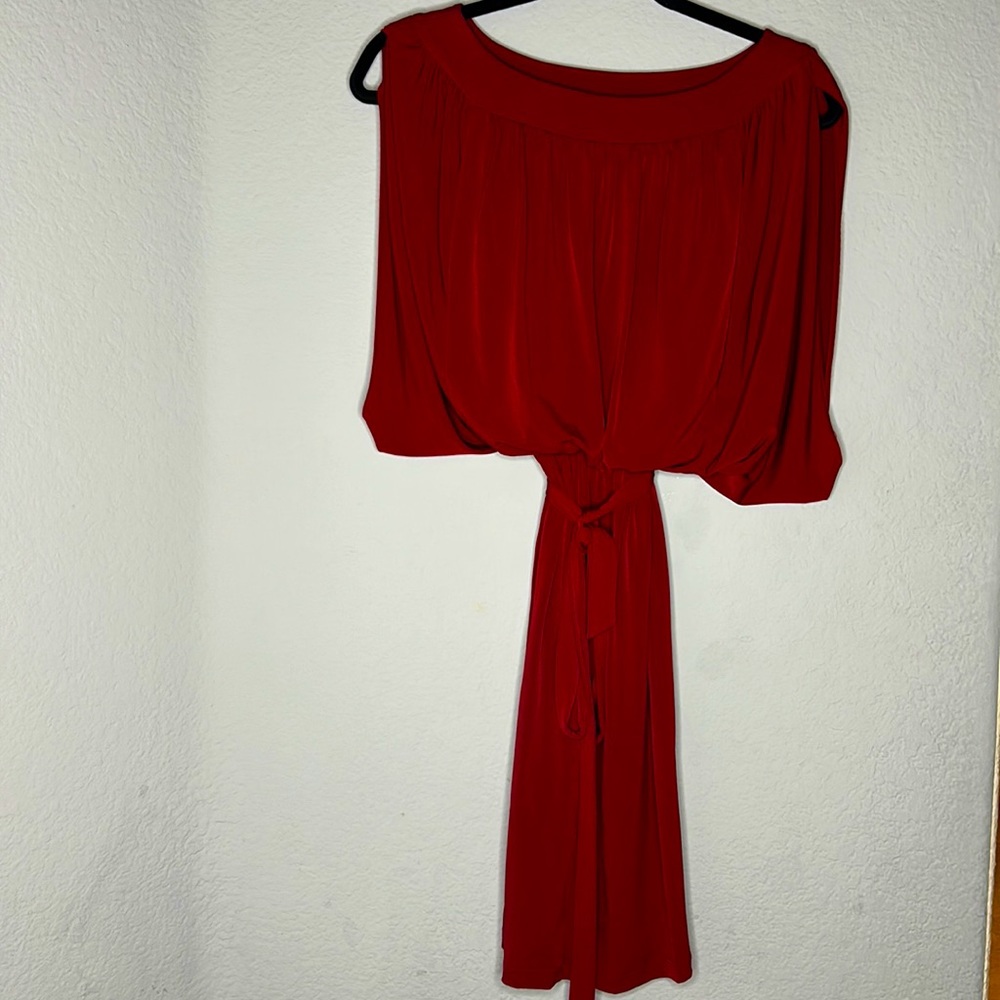Wonderfully styled, belted, elastic waist dress 👗